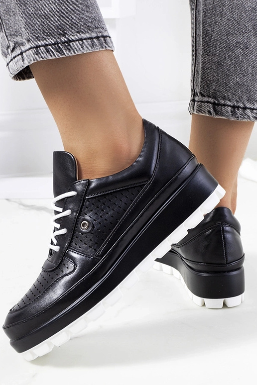 Violetiniai sportbačiai ant masyvios...