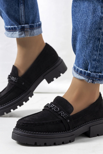 Juodi mokasinai ant aukštos...