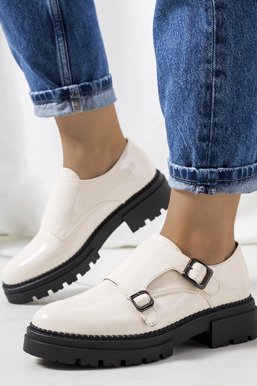 Valks smėlio spalvos lakinės odos batai