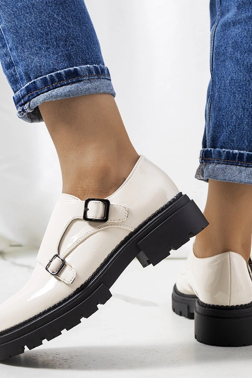 Valks smėlio spalvos lakinės odos batai