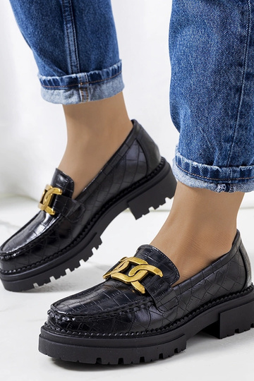 Juodi mokasinai ant aukštos...