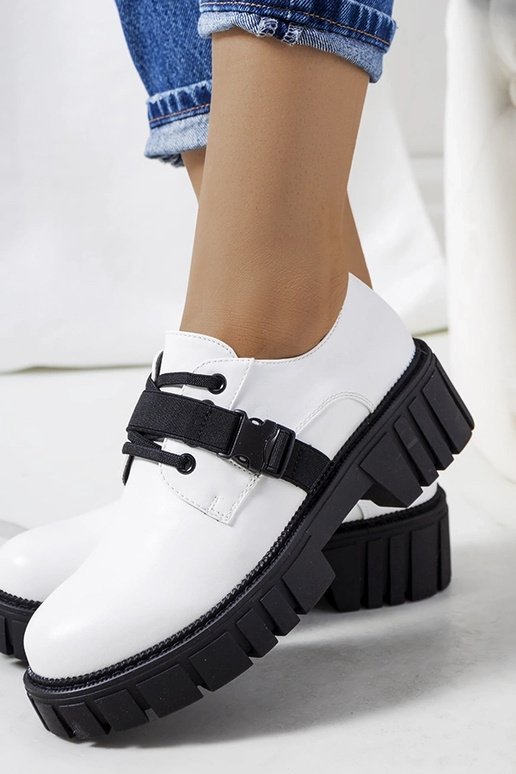 Balti batai traktoriaus padu Marike