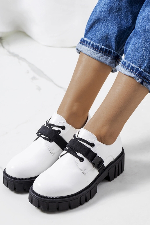 Balti batai traktoriaus padu Marike