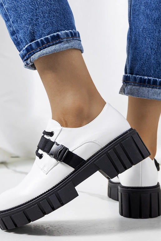 Balti batai traktoriaus padu Marike