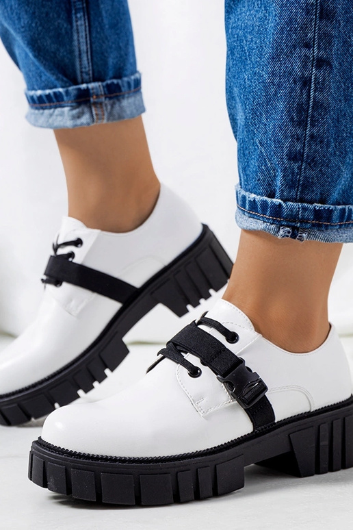 Balti batai traktoriaus padu Marike