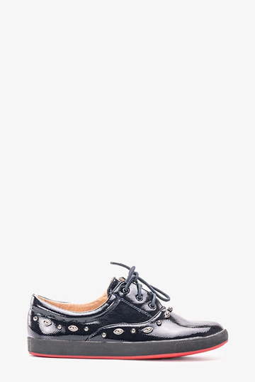 Mikaela tamsiai mėlyni...