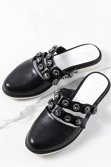 Juodos dygliuotos šlepetės... 2