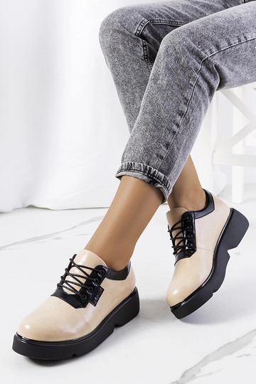 Balti pusbačiai ant...