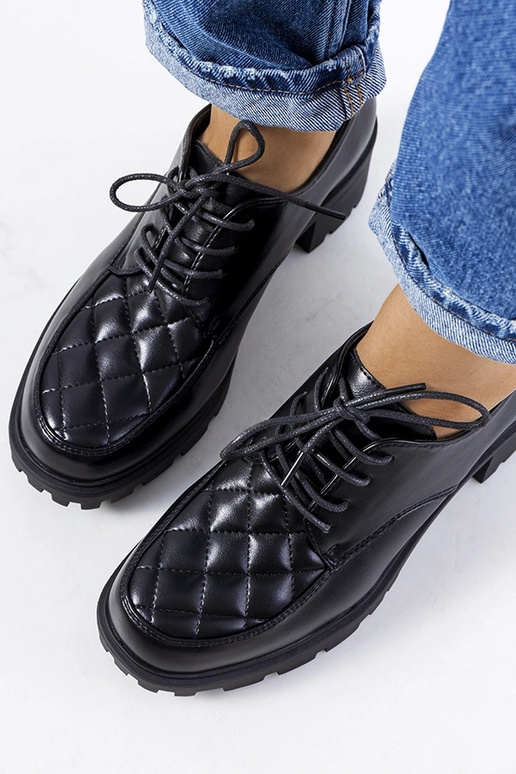 Juodi sportiniai bateliai, „Hollin"