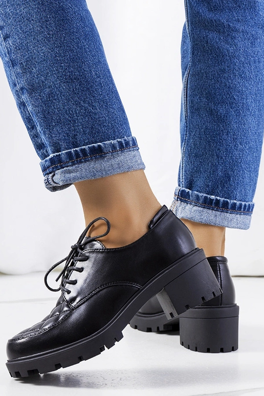 Juodi sportiniai bateliai, „Hollin"