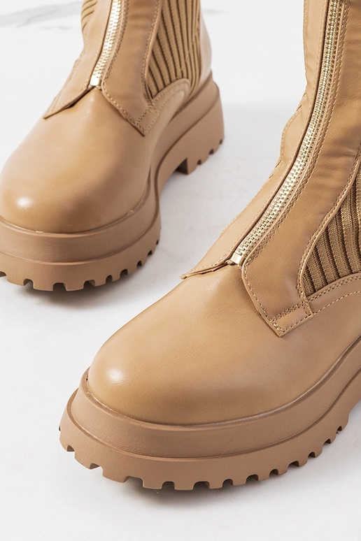 Rudi kulkšnies batai su kojinių... Rudi kulkšnies batai su kojinių...