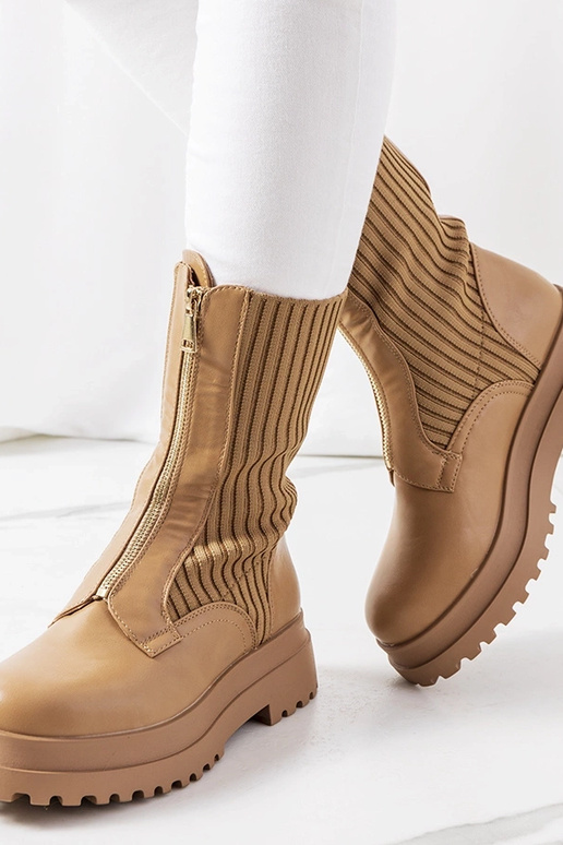 Rudi kulkšnies batai su kojinių... Rudi kulkšnies batai su kojinių...