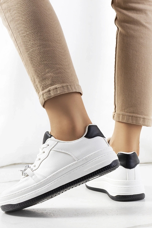 Balti sportbačiai su Maring grandinėle