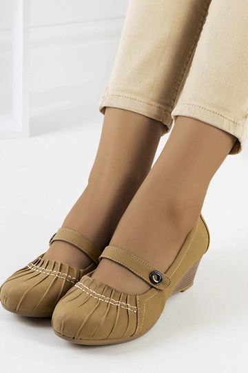 Smėlio spalvos pompos su... 2