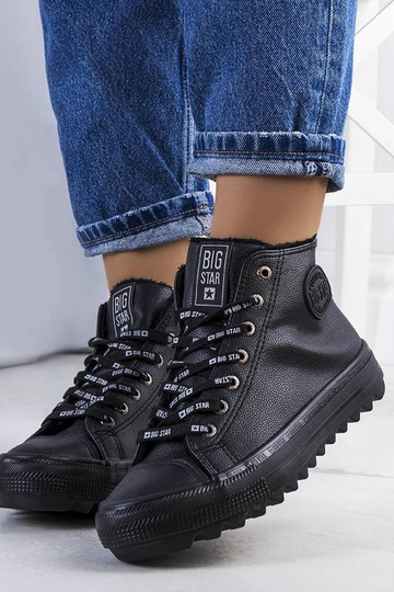 Juodi izoliuoti sportbačiai...