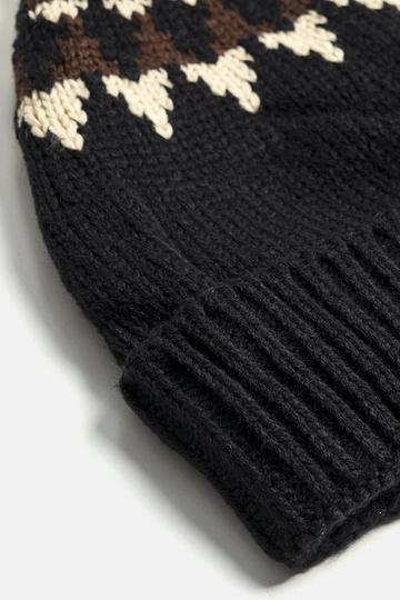 Juoda kepurė su Abner raštais 2