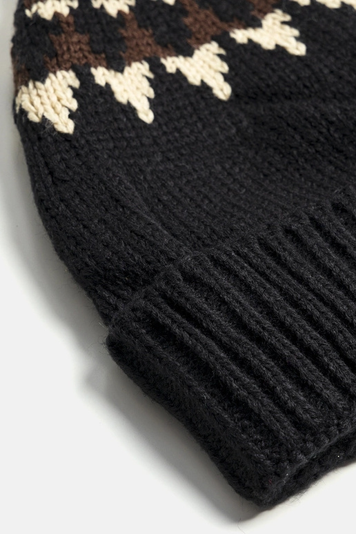 Juoda kepurė su Abner raštais Juoda kepurė su Abner raštais