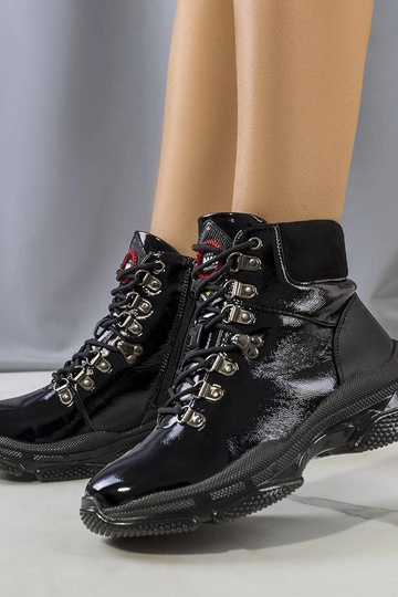 Juodi lakuotos odos Celmir... 2