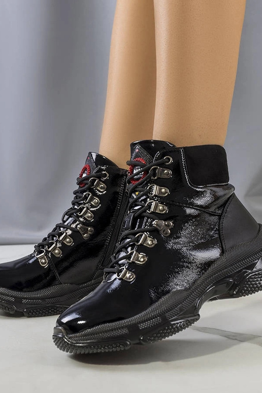 Juodi lakuotos odos Celmir batai