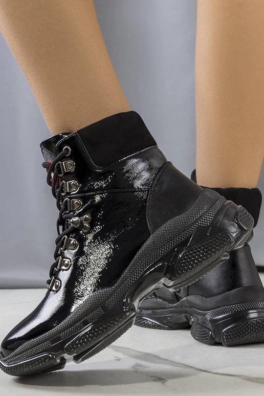 Juodi lakuotos odos Celmir batai