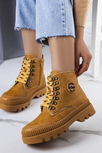 Juodi žieminiai žygio batai...