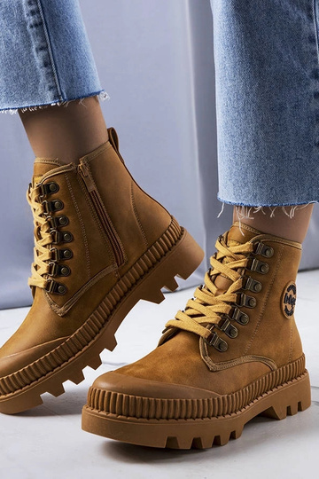 Juodi žieminiai žygio batai... 2