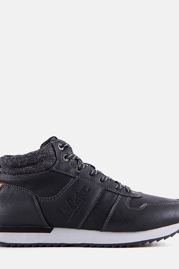 Juodi žieminiai žygio batai...