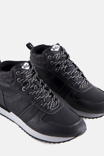 Juodi žieminiai žygio batai... 2