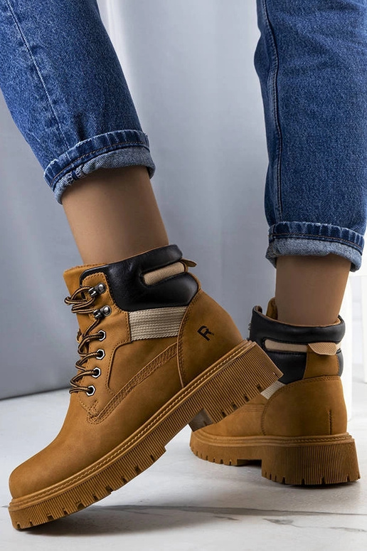 Rudos spalvos izoliuoti Nadel batai