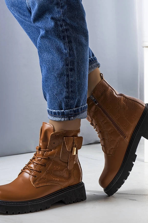 Rudos spalvos izoliuoti anglies...