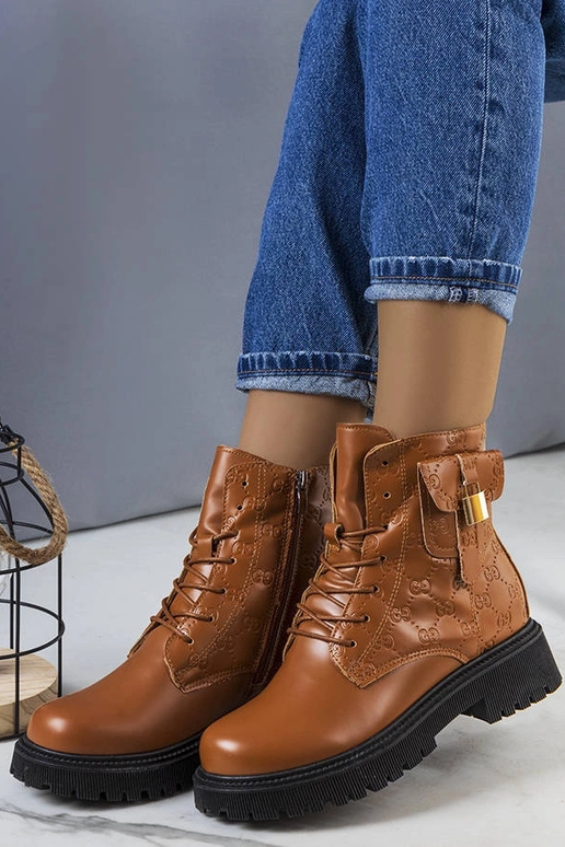 Rudos spalvos izoliuoti anglies...