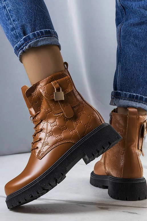 Rudos spalvos izoliuoti anglies...