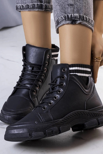 Juodi izoliuoti Innes batai