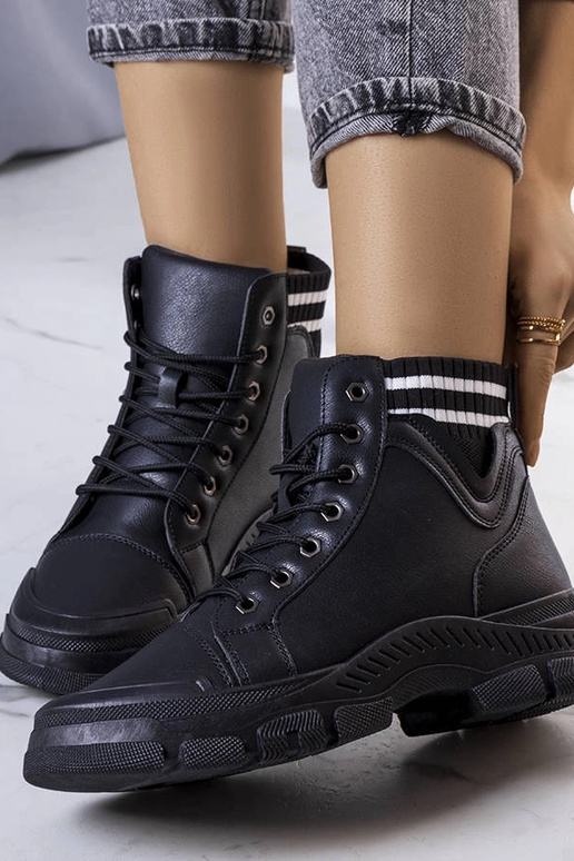 Juodi izoliuoti Innes batai Juodi izoliuoti Innes batai