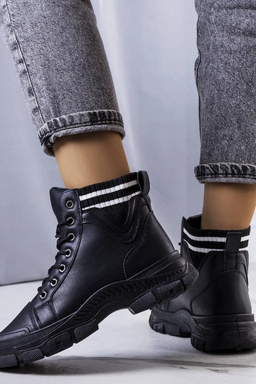 Juodi izoliuoti Innes batai 2