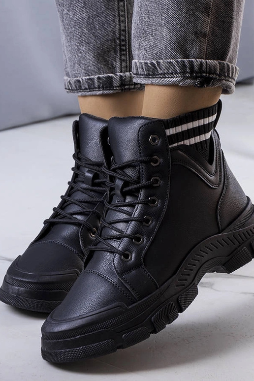 Juodi izoliuoti Innes batai Juodi izoliuoti Innes batai