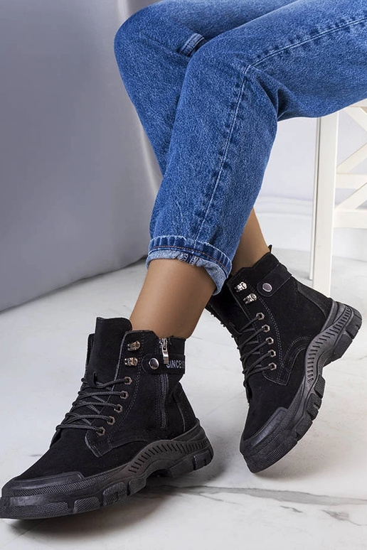 Juodi izoliuoti batai iš dirbtinės... Juodi izoliuoti batai iš dirbtinės...