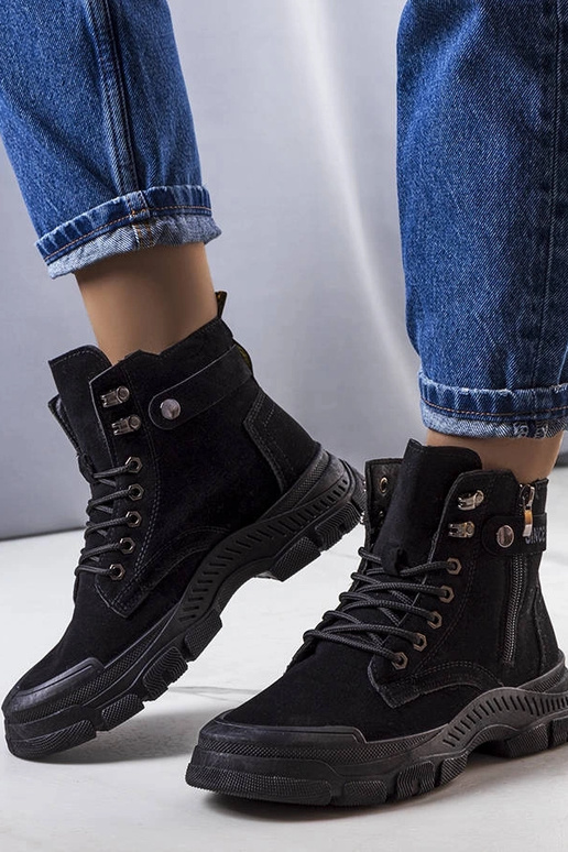 Juodi izoliuoti batai iš dirbtinės... Juodi izoliuoti batai iš dirbtinės...