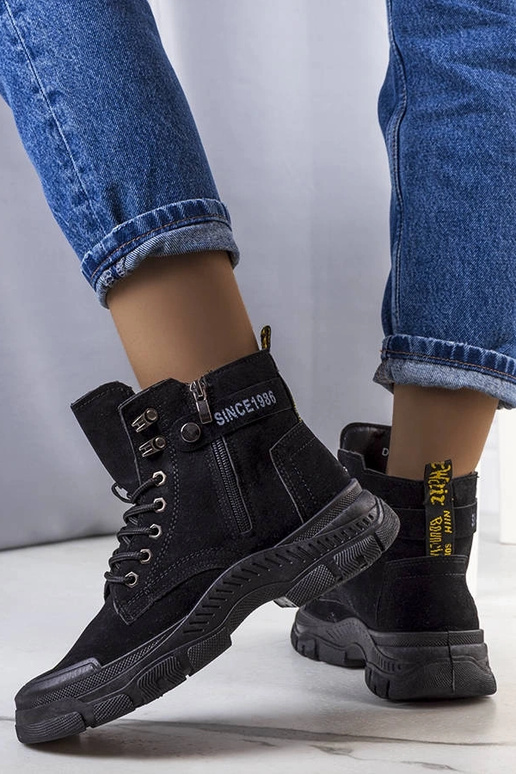 Juodi izoliuoti batai iš dirbtinės... Juodi izoliuoti batai iš dirbtinės...