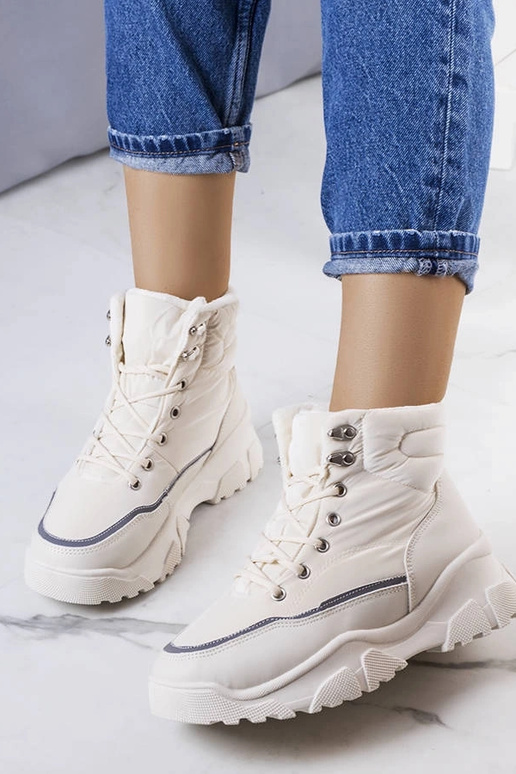 Kreminės spalvos izoliuoti Rimu batai Kreminės spalvos izoliuoti Rimu batai