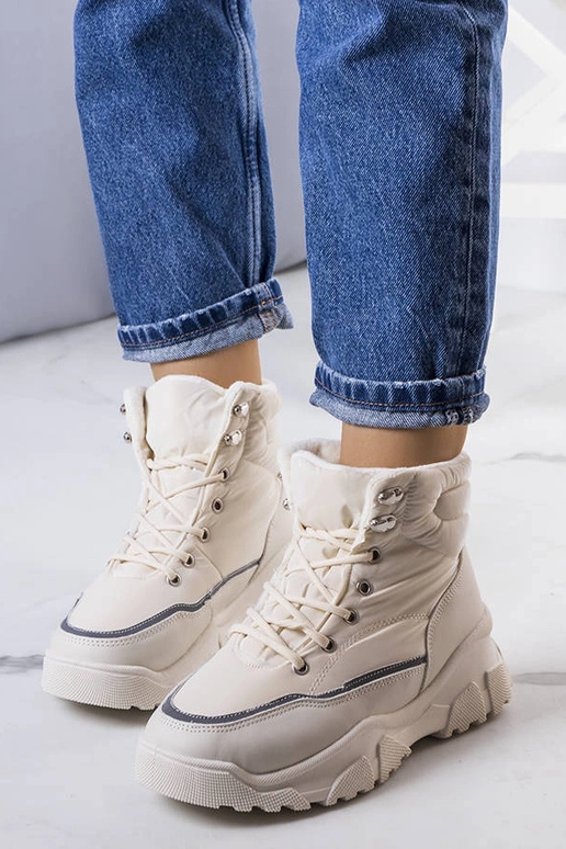 Kreminės spalvos izoliuoti Rimu batai Kreminės spalvos izoliuoti Rimu batai