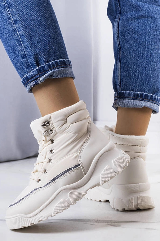 Kreminės spalvos izoliuoti Rimu batai Kreminės spalvos izoliuoti Rimu batai