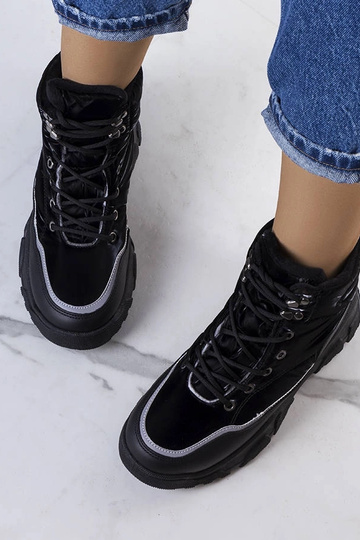 Juodi izoliuoti Rimu batai