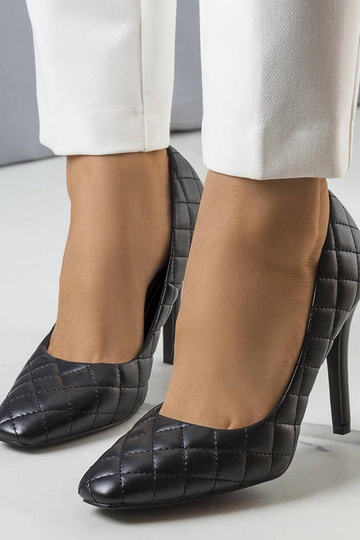 Nadelia juodi dygsniuoti...