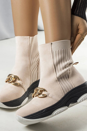 Smėlio spalvos Ulster grandinėle izoliuoti kulkšnies batai