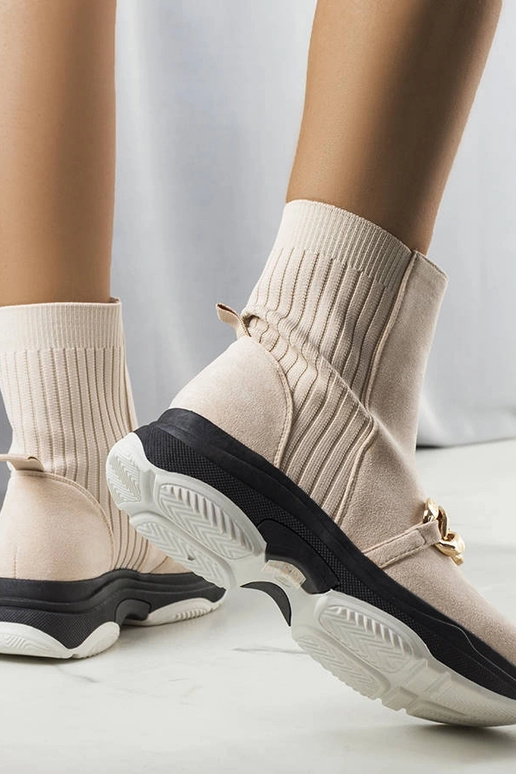 Smėlio spalvos Ulster grandinėle...