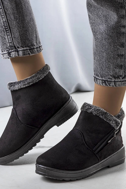 Juodi izoliuoti sniego batai su...