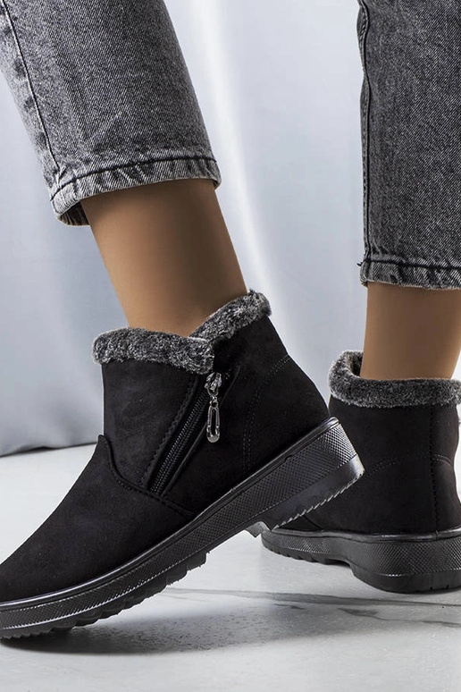 Juodi izoliuoti sniego batai su...