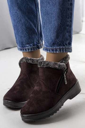 Rudi izoliuoti sniego batai...