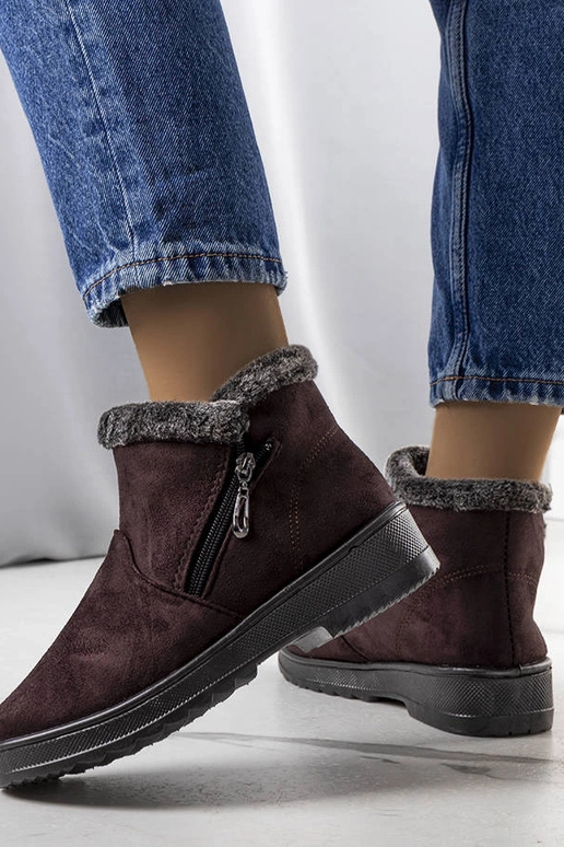 Rudi izoliuoti sniego batai su kailiu...